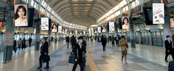 【JR品川駅】自由通路に広告を掲出いたしました。