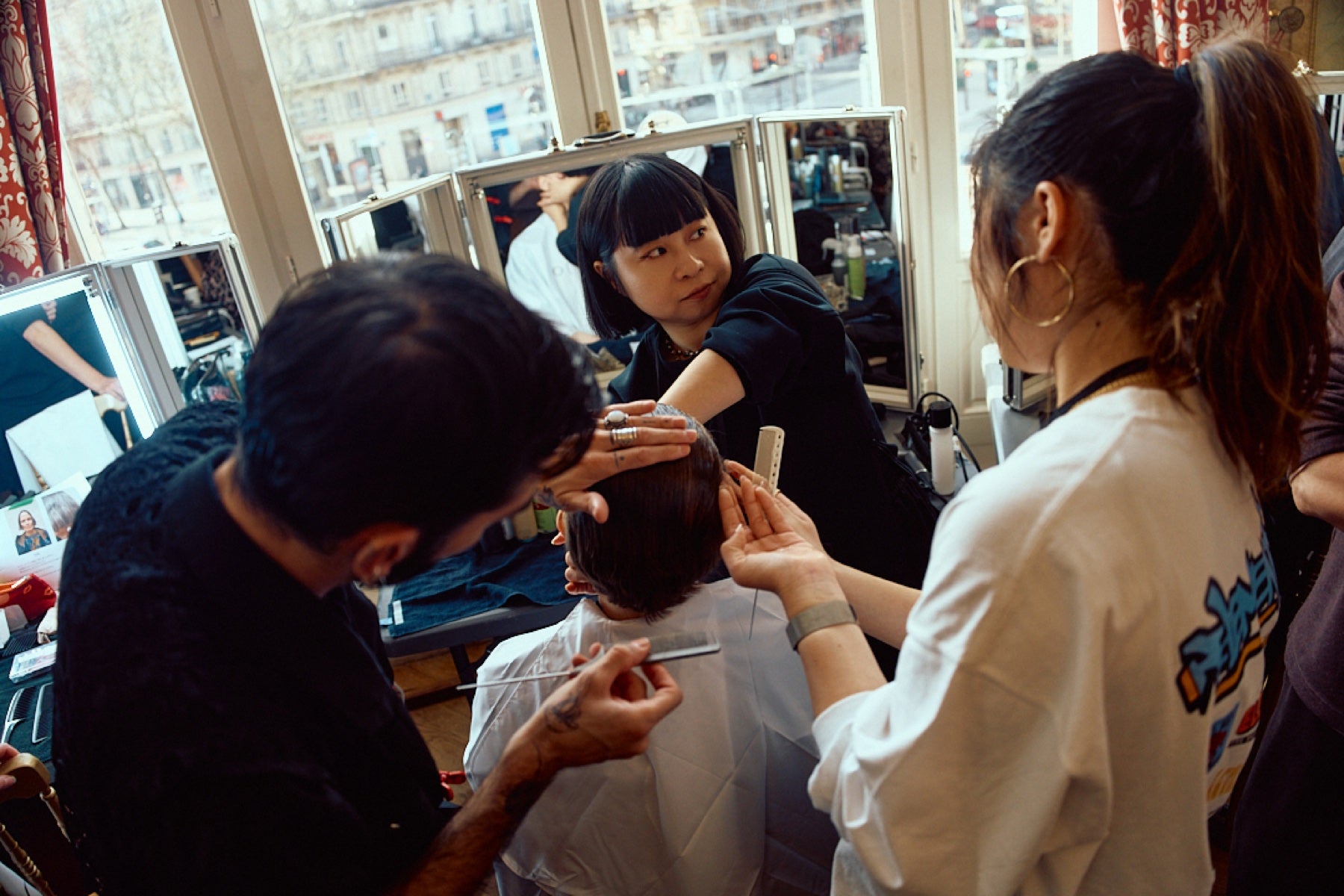 パリ・ファッションウィーク 舞台裏のヘアセット