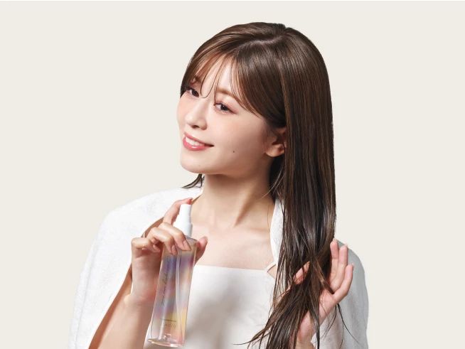 ヘアミストを使用する女性の写真