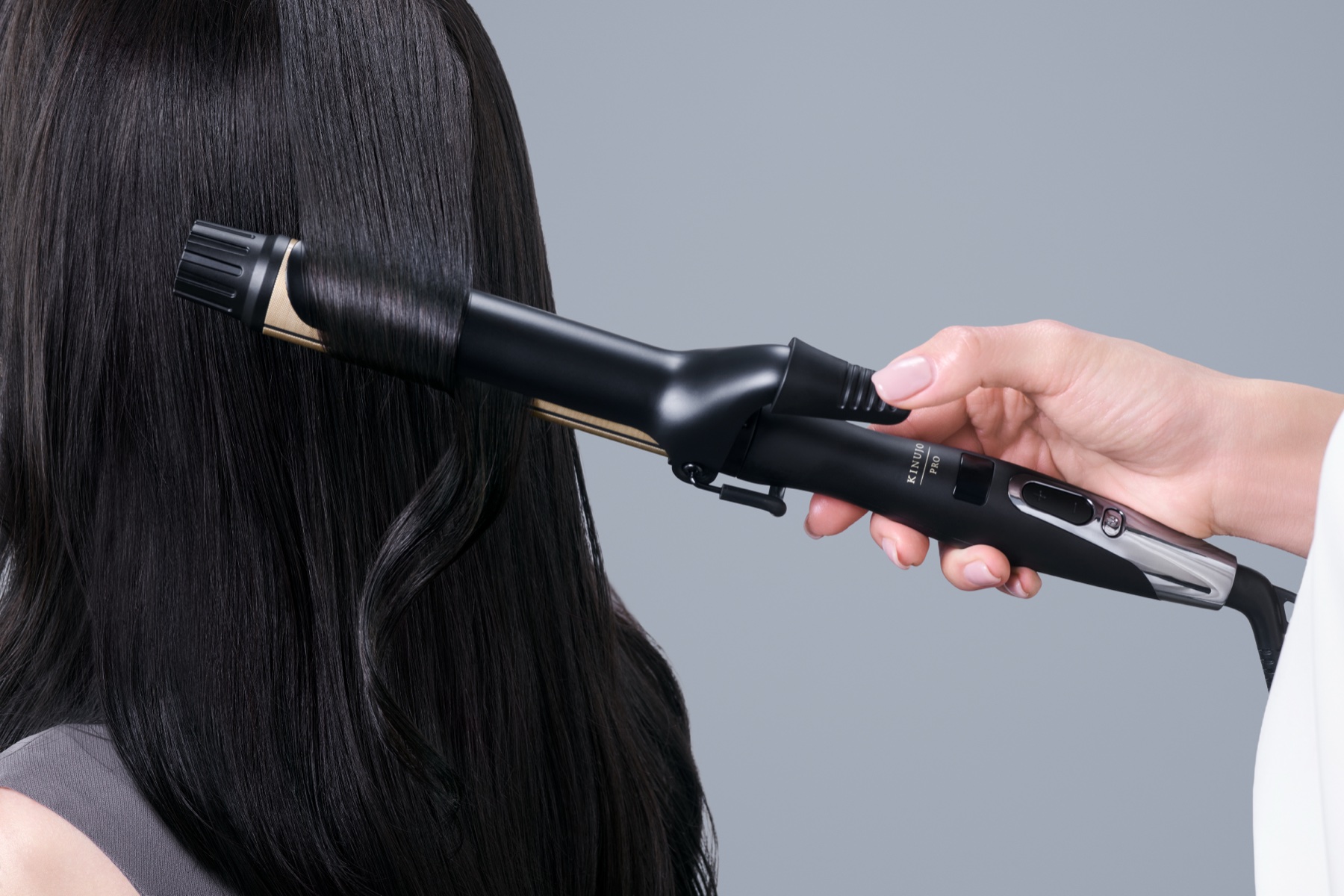 ロングバレルでロングヘアを巻く様子