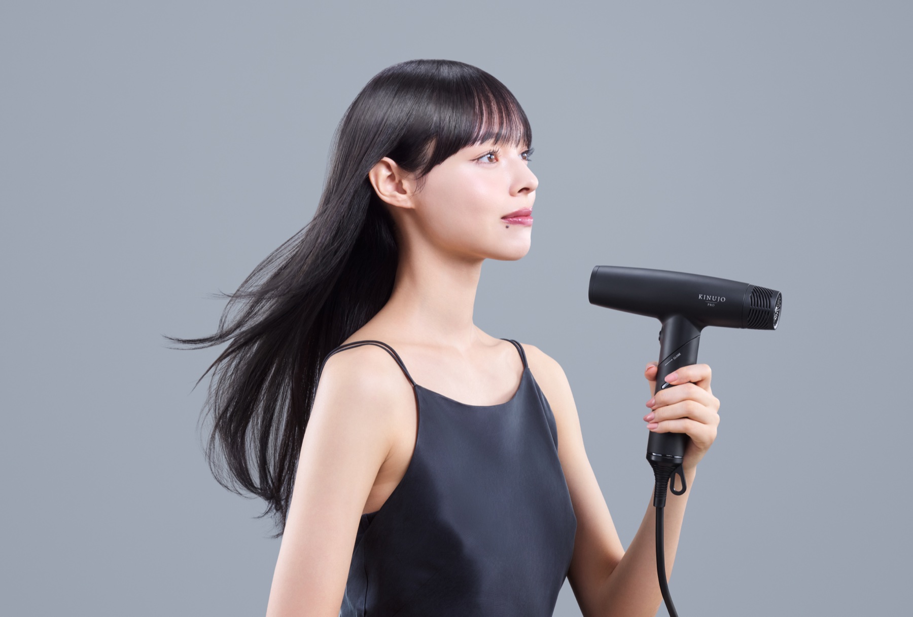 ドライヤーを使う女性