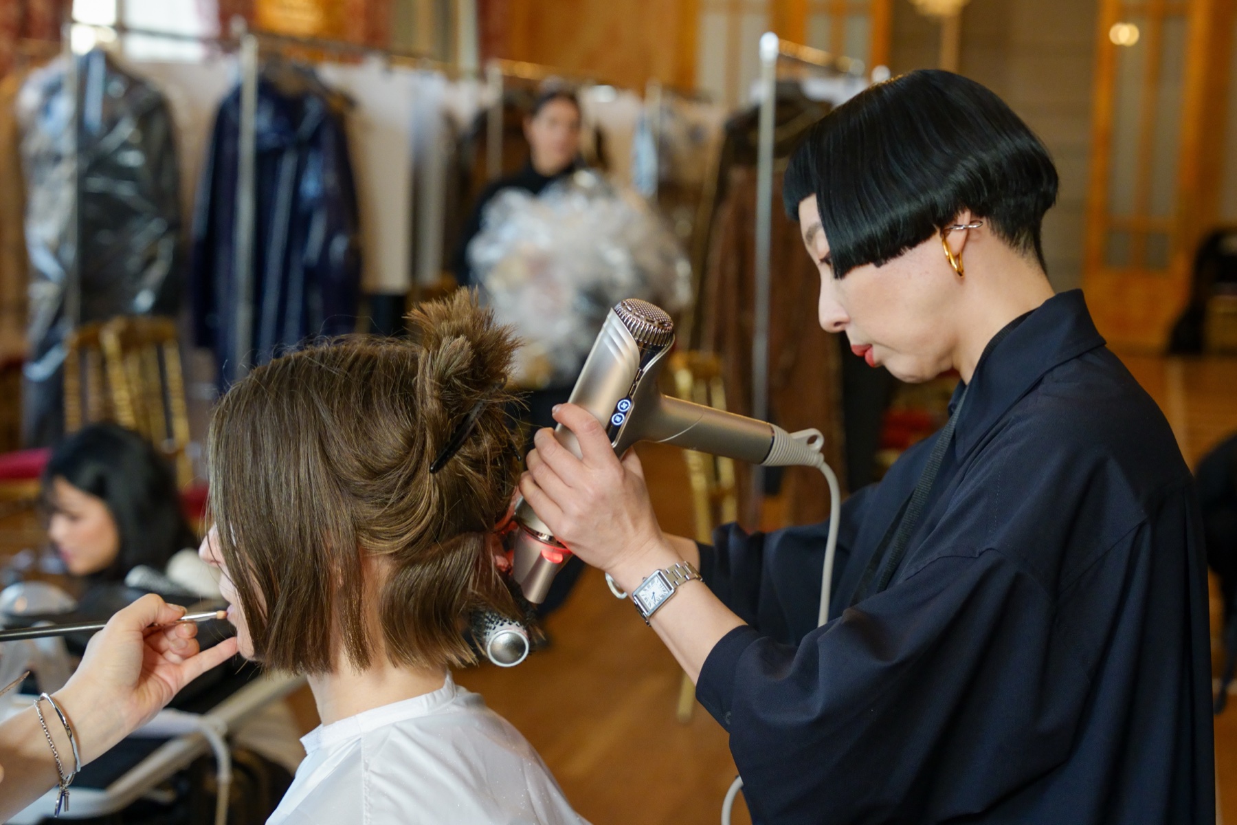パリ・ファッションウィーク 舞台裏のヘアセット