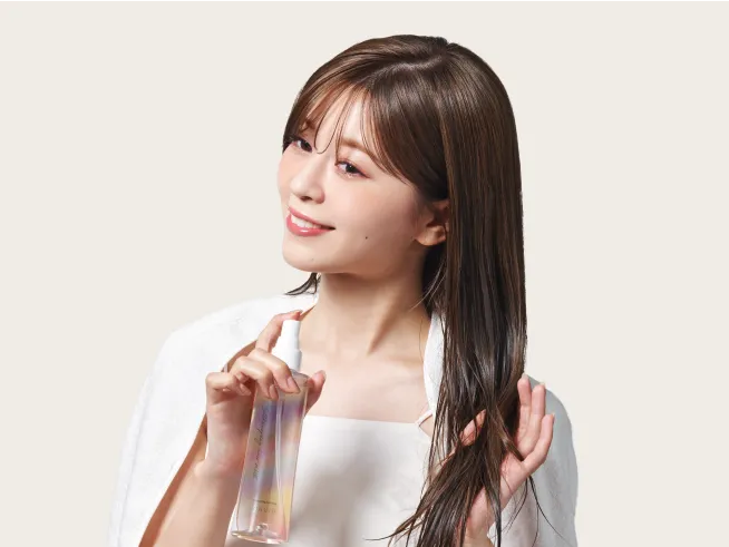 ヘアミストを使用する女性の写真